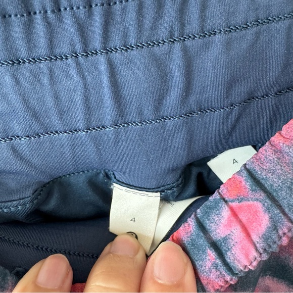 Lululemon Tracker Chroma Clash Multi Shorts / Size 4 - Picture 3 of 3